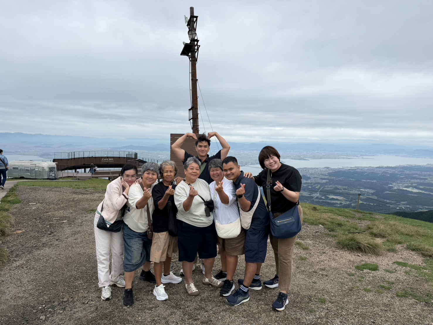 ลูกค้าทริปส่วนตัว Grandtourismo ที่จุดชมวิว Biwako Valley ประเทศญี่ปุ่น